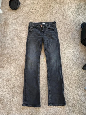 Gråa jeans från Gina tricot - Mörk gråa flared jeans
