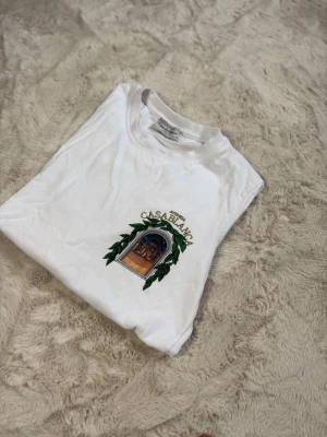 Vit Casablanca t-shirth - Säljer denna väldigt nya Casablanca T-shirt. T-shirten har används några gånger men inga tecken på grov användning. T-shirten har ej några fläckar eller hål. Kom gärna privat för mer information eller bilder på T-shirten 
