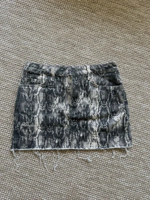 Jeanskjol - Cool jeanskjol med ormskinnsmönster✨