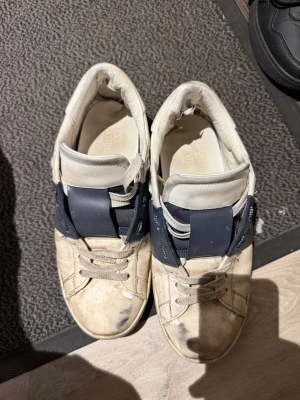 V open - Säljer ett par skor för dom inte passar mig längre. Skriv vid fler frågor eller bilder. Dom är i användbart skick och Darför de billiga priset.
