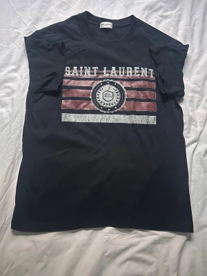 Saint laurent t-shirt - Fint skick. Använt få gånger. Perfekt nu under sommaren. Fraktar alltid inom 24 timmar. Skriv vid frågor och funderingar:)