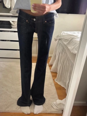 Mörkblå bootcut jeans från Abrand - Snygga mörkblå bootcut jeans från Abrand Jeans med klassisk femficksmodell och kontrastsömmar. Stl 22 tall, stora i storleken! Helt nya🩷
