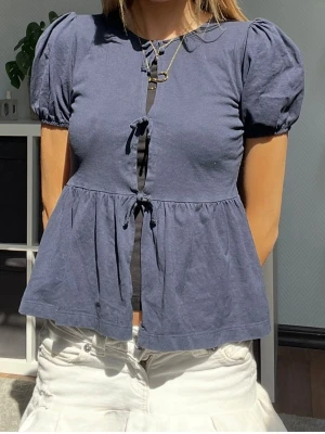 Mörkblå blus med puffärm och knyt - Supersöt mörkblå blus med puffärmar och tre rosetter framtill💗Passar mig i storlek xs-s