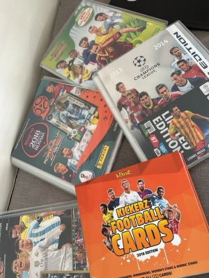 Fotbolls, Pokémon, chima kortsamling - Samling med flera fotbollskort, inklusive UEFA Champions League, FIFA och Kickerz Football Cards 2018 Edition. 
