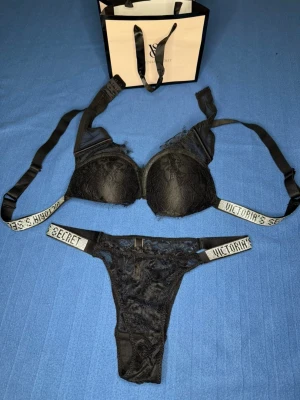 Victoria's Secret underkläder set  - Helt rena och oanvända! Bh:ns storlek är 75B och trosornas är M. Påsen är inkluderad!