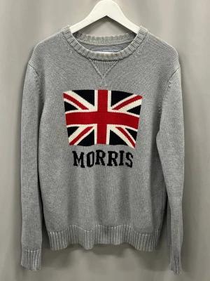 Morris tröja stickad - Snygg grå stickad tröja från Morris med Union Jack-flagga och texten 'MORRIS' på bröstet. Tröjan har rund halsringning, ribbade muddar och nederkant.