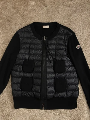 Moncler cardigan  - Jag vill antingen sälja eller byta min svarta Moncler cardigan till en storlek S eftersom min är i strorlek L som passar någon med storlek M och är lite för stor för mig som är 158. Vid funderingar skriv gärna! Har kvitto 