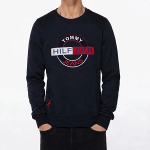 Tommy Hilfiger Tröja Navy blå Herr S - Högkvalitativ replika  Storlek: S Pris: 699kr Leverans: Skickas inom 24 timmar Lager: Begränsat antal