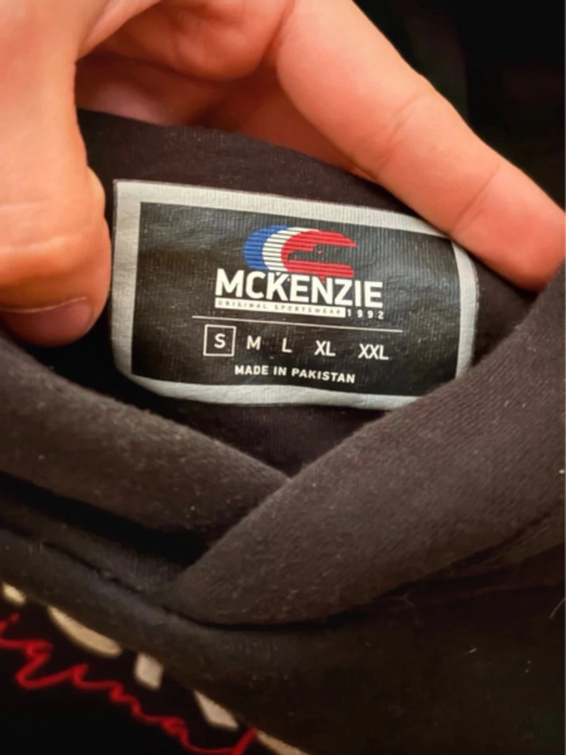 Svart hoodie från McKenzie - 1