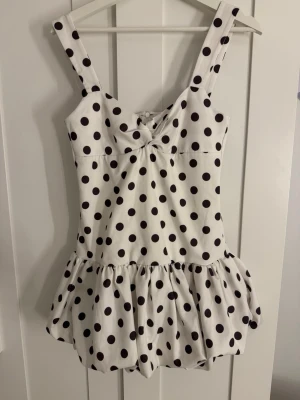 Prickig ballong klänning från Zara S - Jätte fin ballong klänning ifrån Zara perfekt nu i sommar! Lappen på klänningen har dock åkit av i tvätten (kolla bild) men är köpt ifrån Zara. Inget annat på klänningen är skadat  🤍