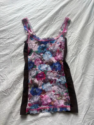Färgglatt spets linne  - Vintage hanky panky linne i spets , observera att den har lite slitningar där uppe vid armhålan .. se bilder 💓