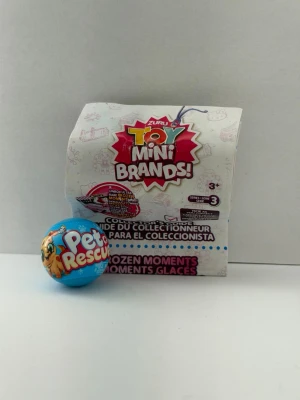 Toy Mini Brands samlarleksak - Rolig samlarleksak från Toy Mini Brands med en liten Pet Rescue-boll i blått. Perfekt för dig som gillar miniatyrleksaker och överraskningar. Förpackningen har färgglad design och är anpassad för samlare från 3 år och uppåt.