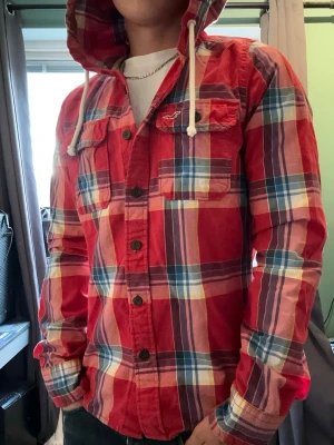 Hollister hoodie skjorta - En riktigt fet skjorta från hollister med huva🤩 Passar helt perfekt med ett par slitna jeans. Storlek  M, passar bra på mig som är 177cm lång. Mycket fint skick utan defekter. Skicka gärna frågor och prisförslag!😁