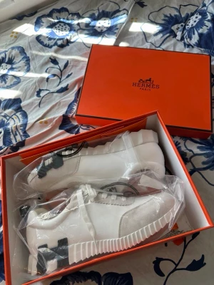 Vita sneakers med svart logo - Säljer dessa fina skor perfekta för back2school outfits, priset diskuteras, och skriv privat för bättre bilder 