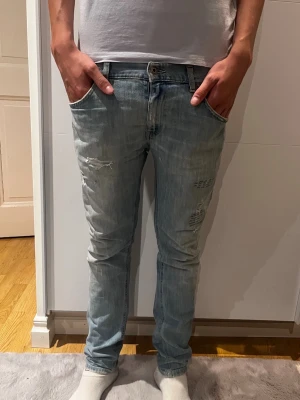 Dondup George jeans  - Säljer mina dondup jeans i jeltnokej skick, finns ett litet hål i skrevet men som går att fixa hos en symakare kan skicka bild på de, så skick 7/10 men annars feta jeans med snygg tvätt, kom gärna med prisförslag 