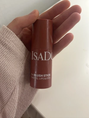 Isadora Blush Stick i färg soft brown  - Säljer en bluch då den inte används jag har använt den 1 gång men då inte drekt på anintet utan på handen bara så den är i princip ny