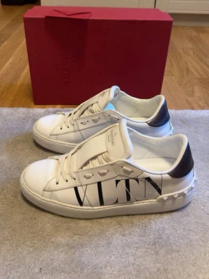Valentino open - Storlek: 37 Skick: 9/10 Nypris: ca 8300kr Ingår: låda plus valentino lapp 100% autentiska Kan sänka mig vid snabb affär