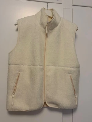 Fleece väst - Så snygg väst i ett fleece material. Helt ny med prislapp🤍