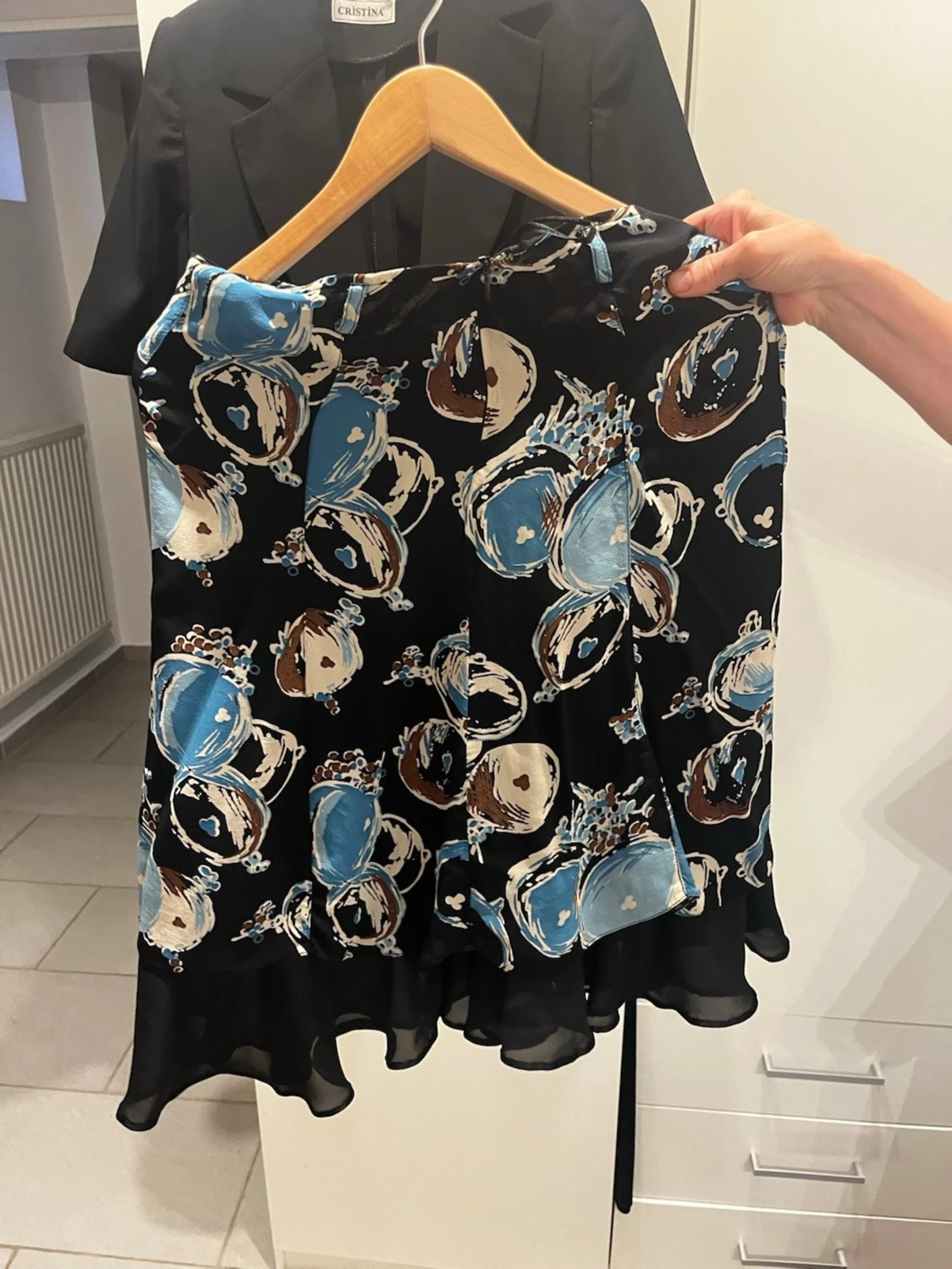 Svart dress med blått mönster - 2