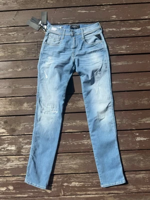 Replay Anbass Jeans - Helt nya Replay Anbass Jeans! Tvär snygga ljusblåa med slitningar. Storlek W29-L32. Butikspris 2000kr. Skriv vid funderingar!😝