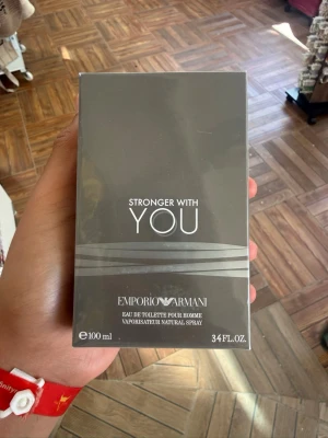 Emporio Armani Stronger With You 100ml - Emporio Armani Stronger With You är en herrparfym i en stilren, grå förpackning med silverdetaljer. Flaskan innehåller 100 ml eau de toilette och har en modern, maskulin design. Perfekt för dig som gillar exklusiva och eleganta dofter.
