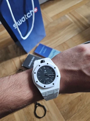 Swatch x Audemars Piguet Royal Pop Ocho Negro - Säljer en Swatch x Audemars Piguet Ocho Negro Royal Pop klocka i vitt med svart urtavla och tydliga index. Klockan har en sportig design med robust boett och länkarmband i plast. Kommer med originalförpackning och Swatch-påse, extra armband och originalband