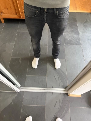 Dondup George  - Svarta dondup med go tvätt, personen på bilden är 183 cm och väger 70. Storlek 29 men väldigt stora för sin storlek. Hör av dig vid funderingar!