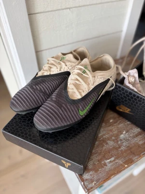 Nike Phantom 6 Black Mamba  - Säljer dessa Kobe Bryant x Nike fotbollsskorna då jag inte använde dem mycket alls då jag har några andra jag föredrar. Utmärkt skick, använt fåtal gånger, storlek 42, påse och kartong medföljs. Helt äkta köpta från Nikes hemsida.