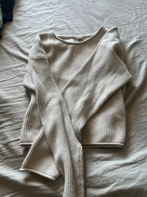 Beige ribbstickad tröja UNIQ YOUNG - Säljer en beige ribbstickad tröja från UNIQ YOUNG i storlek 146/152. Tröjan har rund halsringning, långa ärmar och är gjord i ett mjukt, stretchigt material. Perfekt för dig som gillar enkel och stilren design.