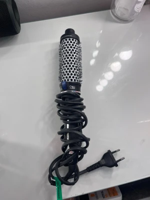 Björn Axén Tools varmluftsborste - En svart och silver varmluftsborste från Björn Axén Tools med integrerat värmesystem och jonfunktion. Borsten har metallcylinder med piggar och en lång sladd med EU-kontakt. Perfekt för styling och volym till håret.