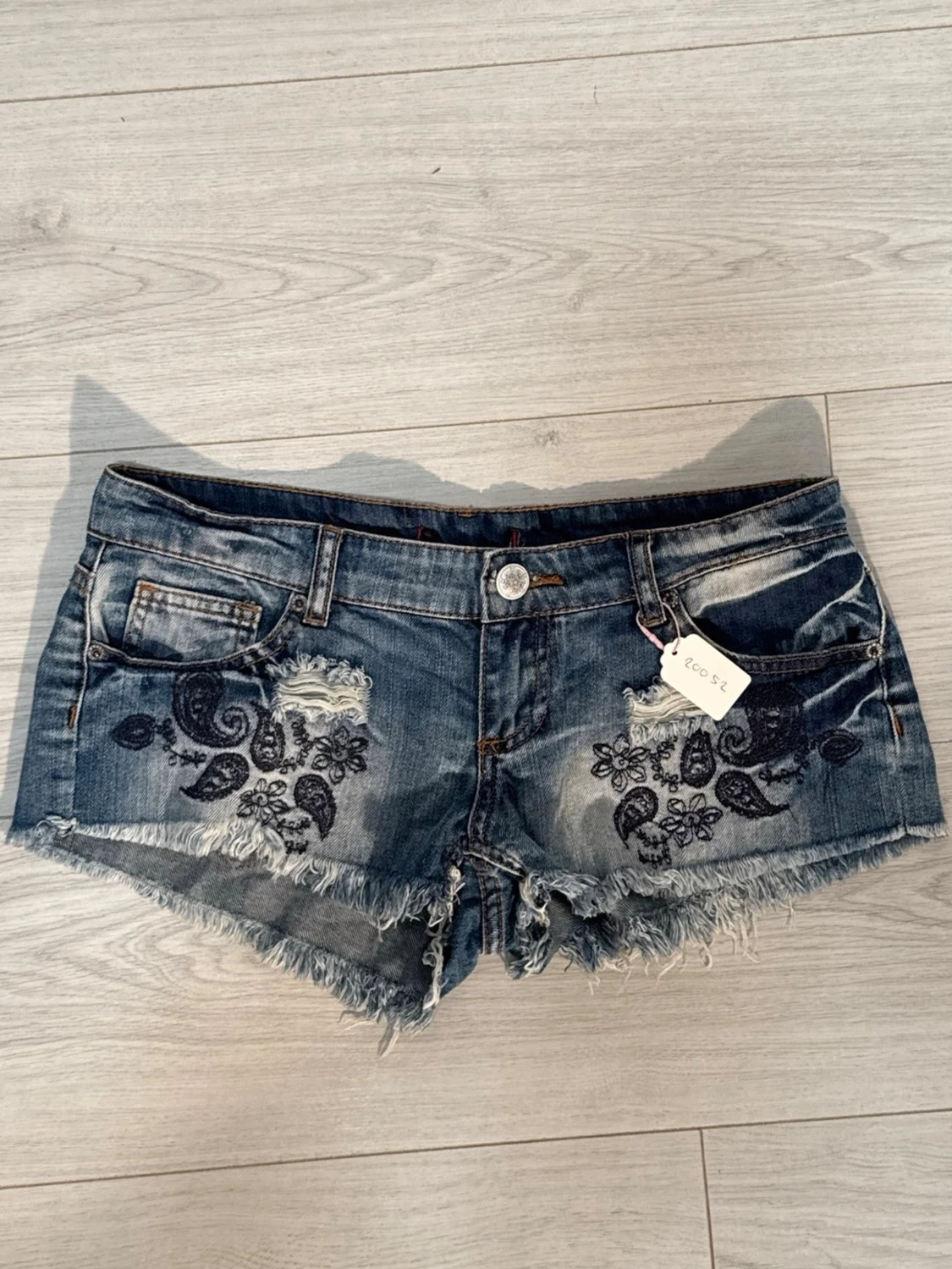 Low jeansshorts med broderi 20052 - 4
