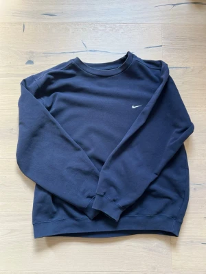 Marinblå Nike vintage sweatshirt  - Väldigt snygg vintage sweatshirt från Nike, den är använd cirka 2 gånger som nästan som ny. Storlek L på den, fraktas nytvättad. Hör gärna av er vid fundering och tveka inte på att lägga bud 