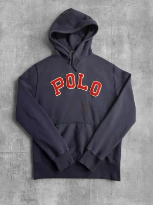 Ralph Lauren Hoodie  - Ralph Lauren Hoodie i marinblå | Storlek S | Använd men i mycket bra skick, inga defekter | Skön och varm i klassisk RL-stil | Skickas snabbt, kan gå ner i pris vid snabb affär  Mvh ActiveResell | REF: RAL-002