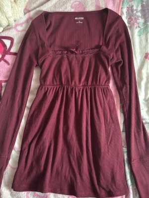 Vinröd långärmad babydoll Hollister - En vinröd babydoll långärmad ifrån Hollister i Storlek M men kan passa också lite mindre då den har ett band där bak!💗 Defekter: Texken på användning, nopprig/urtvättad  Skicka gärna prisförslag det är inte ett satt pris!❣️
