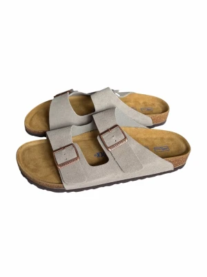 Birkenstocks grå - Birkenstock sandaler i ljusgrå mocka med två breda remmar och justerbara metallspännen. Fotbädden är i mjukt brunt material och sulan är svart med mönstrad undersida. Klassisk och bekväm design som passar till många stilar. Helt oanvända 