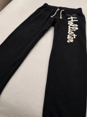 Hollister mjukisar  - Sjukt snygga Hollister mjukisar!! 🤍