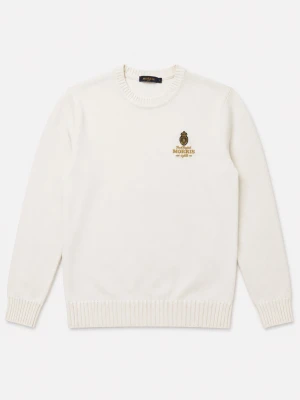 Vit stickad tröja från Morris - Klassisk vit stickad tröja från Morris med rund halsringning och ribbade muddar. Tröjan har en liten broderad logga i guld och svart på bröstet. Perfekt att matcha med jeans eller chinos för en clean look.               Ordepris: 2000kr