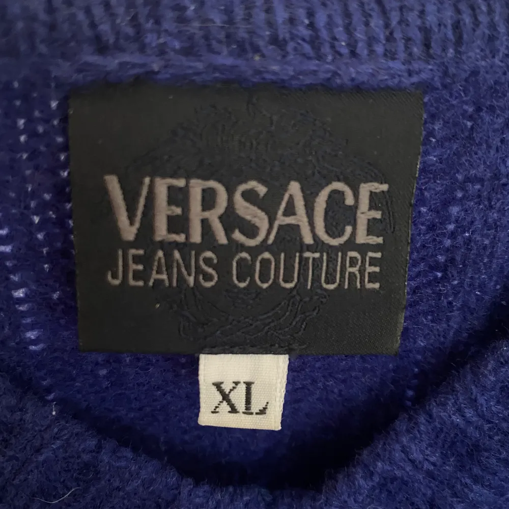 Säljer nu min super super fina vintage Versace tröja!! Sitter rätt så oversised på mig som är en S/M, nyskick inga defekter elr hål!. Stickat.