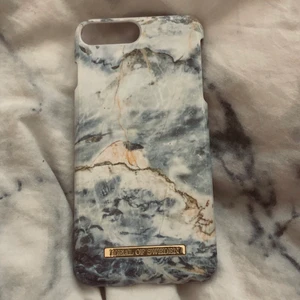 Fint ideal of Sweden skal! 🤍 - Säljer mitt superfina ideal of Sweden skal då jag bytt mobil! 🤍  Kostar 399kr som nytt, säljer för 50kr..   Passar IPhone 8+ / 7+  Skalet har gått av i hörnet, som en spricka, men funkar precis som vanligt och gör ingen skillnad.   Fler bilder kan självklart fås!