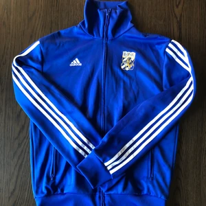 Adidas IFK - Blåvitt!! Änglarna! Riktigt go, äkta göteborgsk! Storlek S och bästa kvaliten jag någonsin känt på en adidas tröja, den här håller dig säker i alla slagsmål. Sitter mer som en medium och skicket är suveränt känns och ser ut som ny.