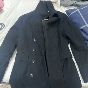 Svart kappa - Hej jag säljer denna kapp eftersom att den inte kommer till användning längre den är storlek S-M den är köpt från hm ni kan skriva om ni vill få fler bilder pris kan diskuteras 