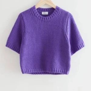 Mörklila stickad och kortärmad tröja  - Säljer den här trendiga stickade toppen från & other stories 💜 vårens hetaste färg! Knappt använd. Strl M, men sitter som en S 