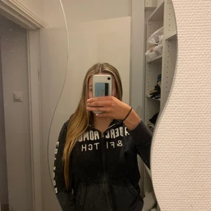 Abercrombie & fitch hoodie - Säljer denna abercrombie & fitch hoodien då den är lite för kort i ärmarna på mig (är 172 cm lång). Den är i storleken M men skulle säga passar alla mellan xs-m. Väldigt fint skick då den knappt är använd. Är en kvinnlig modell men skulle säga den är unisex. Kan mötas upp i Malmö eller skickas men då tillkommer en frakt på 79kr <3