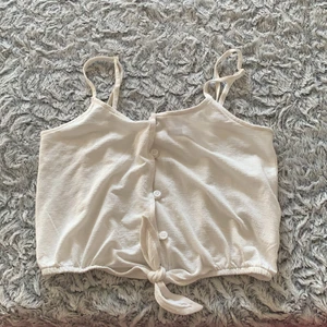 Divided - Benvit croptop linne. XSMALL.. polyester.