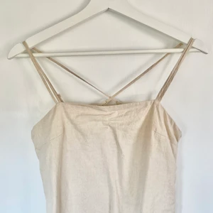 Kort linneklänning - Kort, sval och somrig klänning i linne. Köpt förra året men kom aldrig till användning💛 