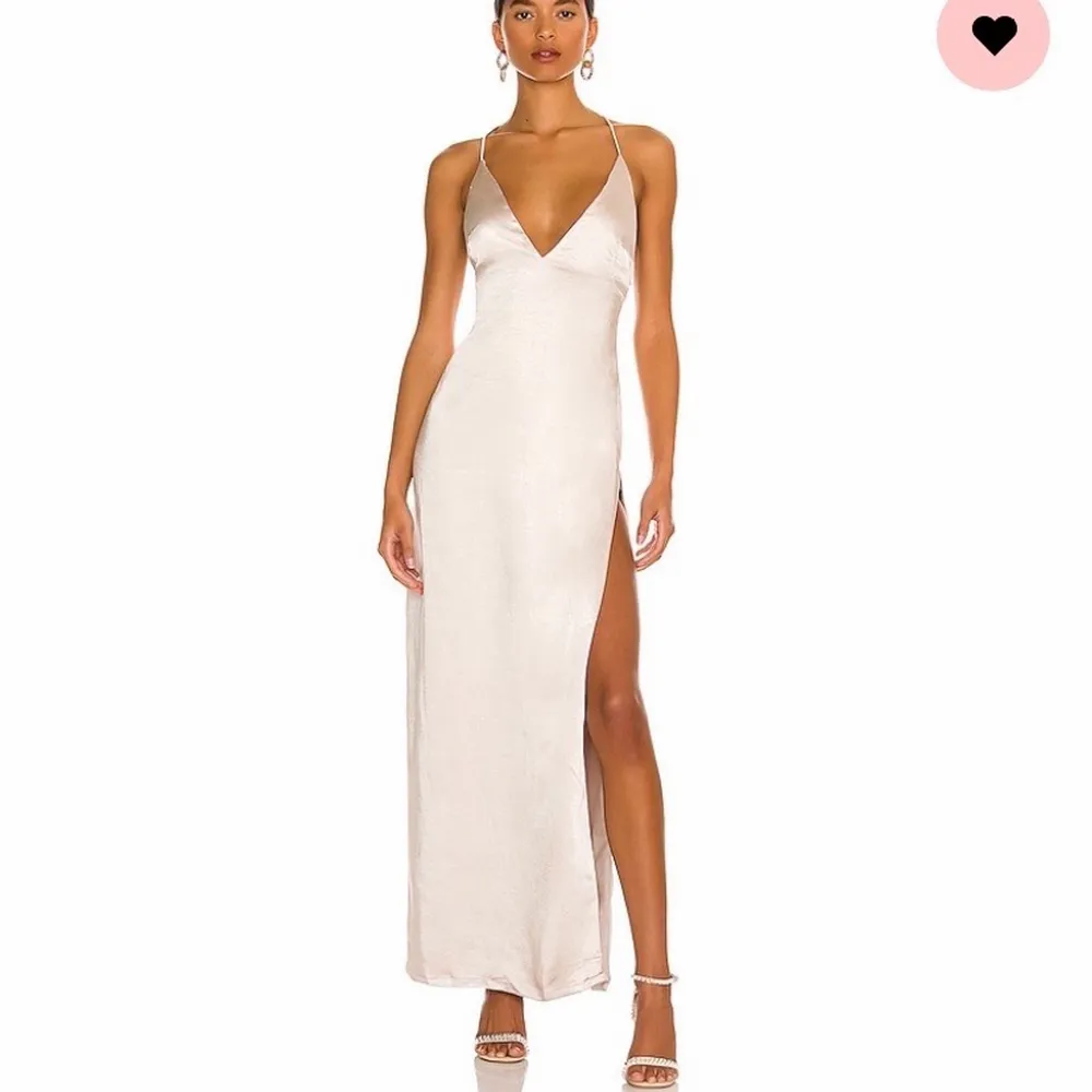 Säljer denna snygga klänningen som egentligen va tänkt till balen men det va inte riktigt min färg:/ alltså är den inte använd endast testad. Köpt för 930kr men säljer nu för 800kr. Köpt från hemsidan REVOLVE. Hör av er om ni skulle vilja ha fler bilder!. Klänningar.