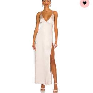 Säljer denna snygga klänningen som egentligen va tänkt till balen men det va inte riktigt min färg:/ alltså är den inte använd endast testad. Köpt för 930kr men säljer nu för 800kr. Köpt från hemsidan REVOLVE. Hör av er om ni skulle vilja ha fler bilder!