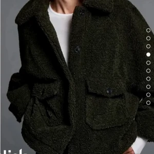 Grön zara jacka!!! - Säljer min snygga jacka från zara då den inte kommer till användning och är endast använd fåtal gånger, slutsåld på hela hemsidan💕 