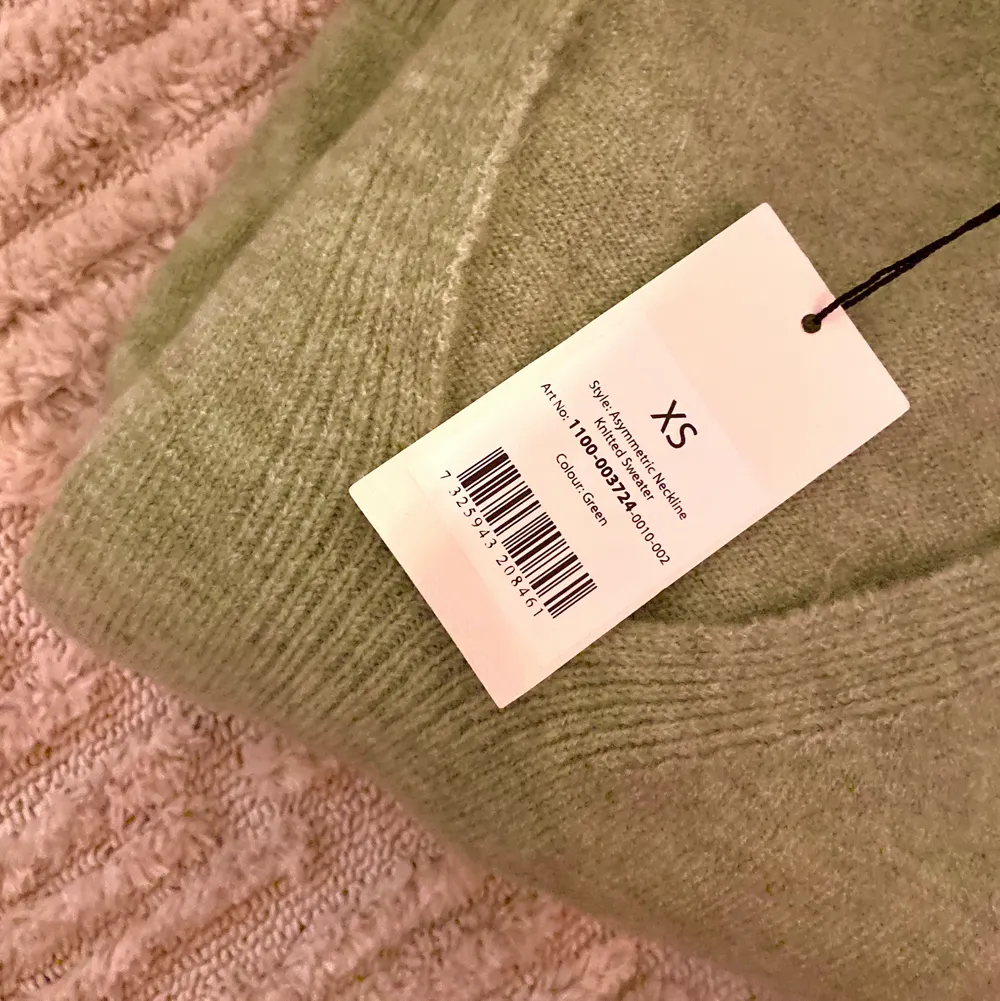 HELT NY superfin grön stickat tröja från nakd, nypris 379kr. Alla etiketter kvar, säljs pga. Jag inte hann returnera. Kan mötas upp i Stockholm, Uppsala eller Gävle! 🤍. Stickat.