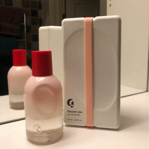 Glossige you - Säljer min glossier ”you” parfym då den inte kommer till användning. Sprayad kanske 5 gånger så helt oanvänd!!! Luktar väldigt gott💞 Nypris 600